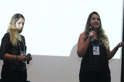 Carolina e Lorena durante apresentação em inglês no I Encontro Nacional do Idiomas sem Fronteiras em Brasília, em 2014